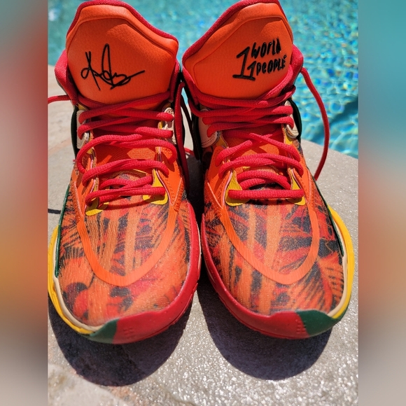 Nike Kyrie Infinity 1 World 1 People Size 6.5Y US Boys Gradeachool Size - Picture 1 of 11